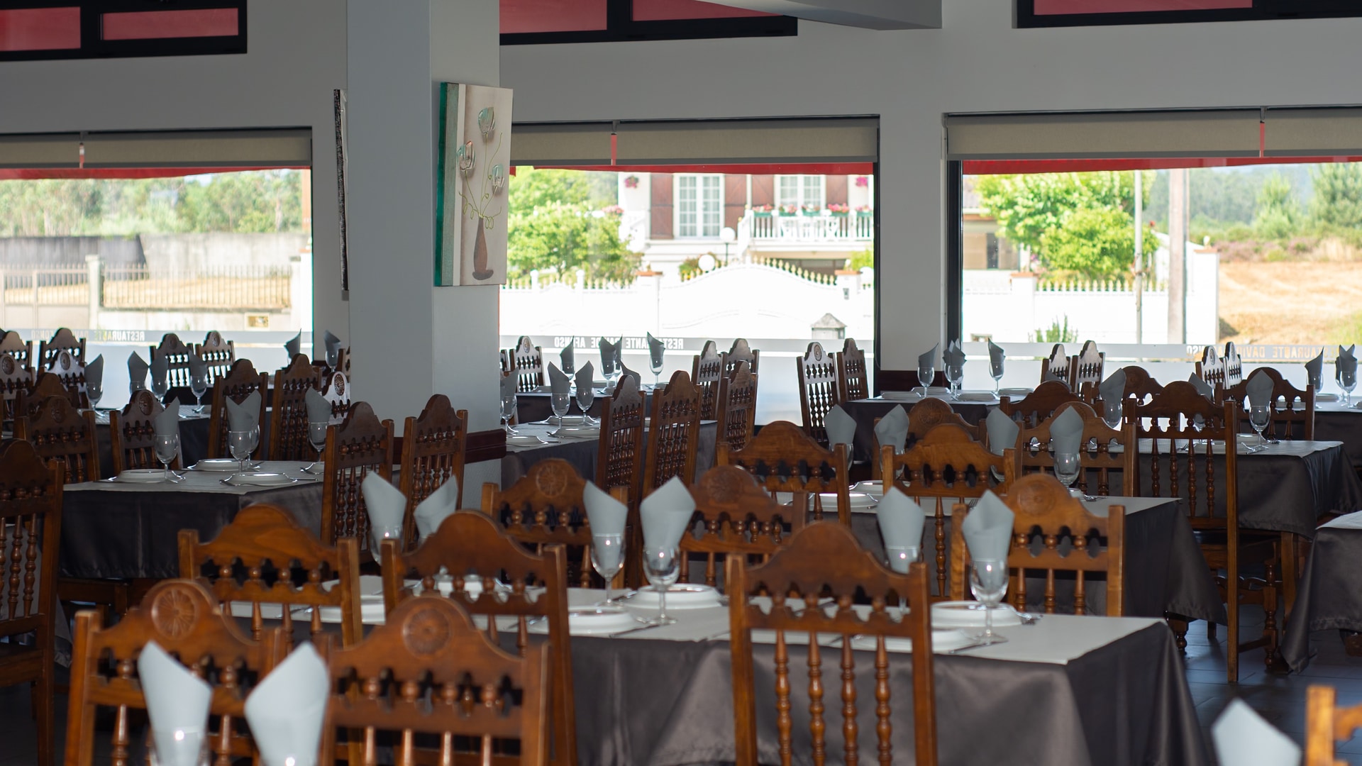 Interior acolhedor do Restaurante Davide Afonso com mesas elegantes e ambiente tradicional português